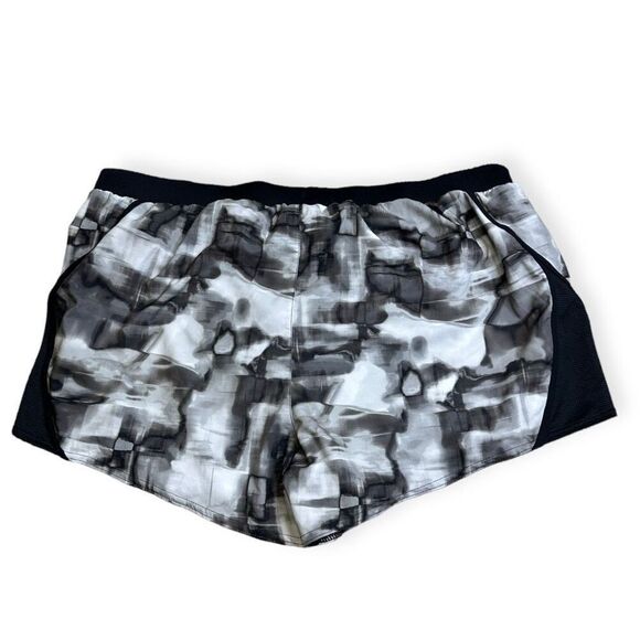 UNDER ARMOUR Women's Black White Gray Heat Gear Fly-By 2.0 Printed Running Short - Picture 2 of 4